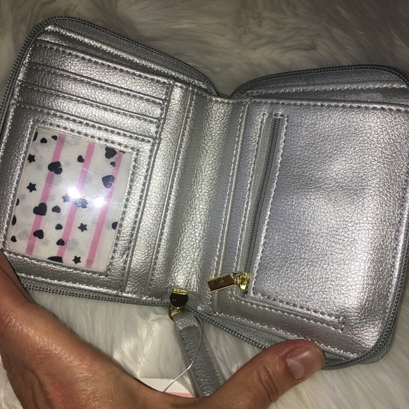 Betsey Johnson wallet silver quilted ziparound - Picture 3 of 4